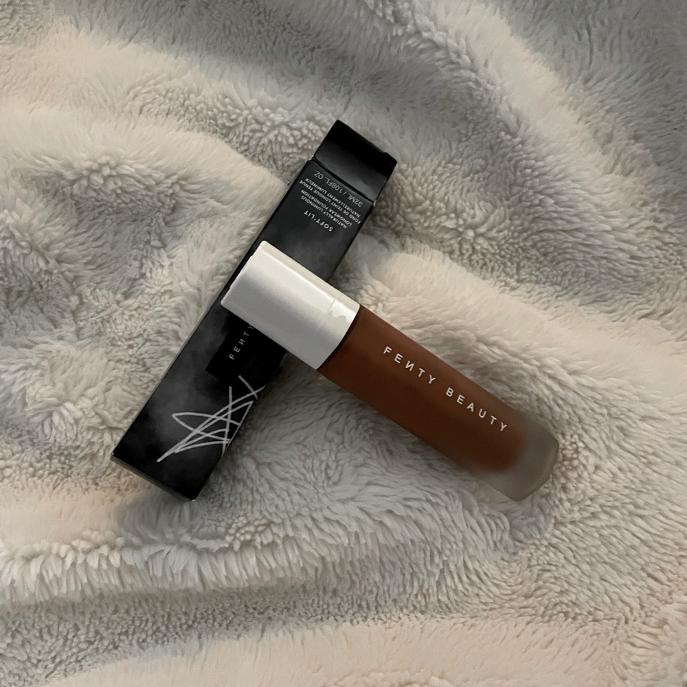 Fenty Beauty- Soft’Lit Naturally Luminous Hydrating Longwear Foundation
